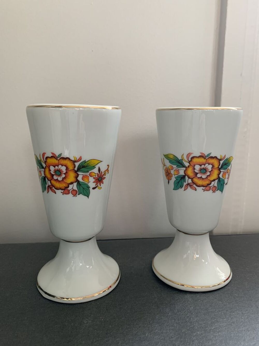 Paire de mazagrans en fa&iuml;ence blanche avec motif floral vint Cuisine