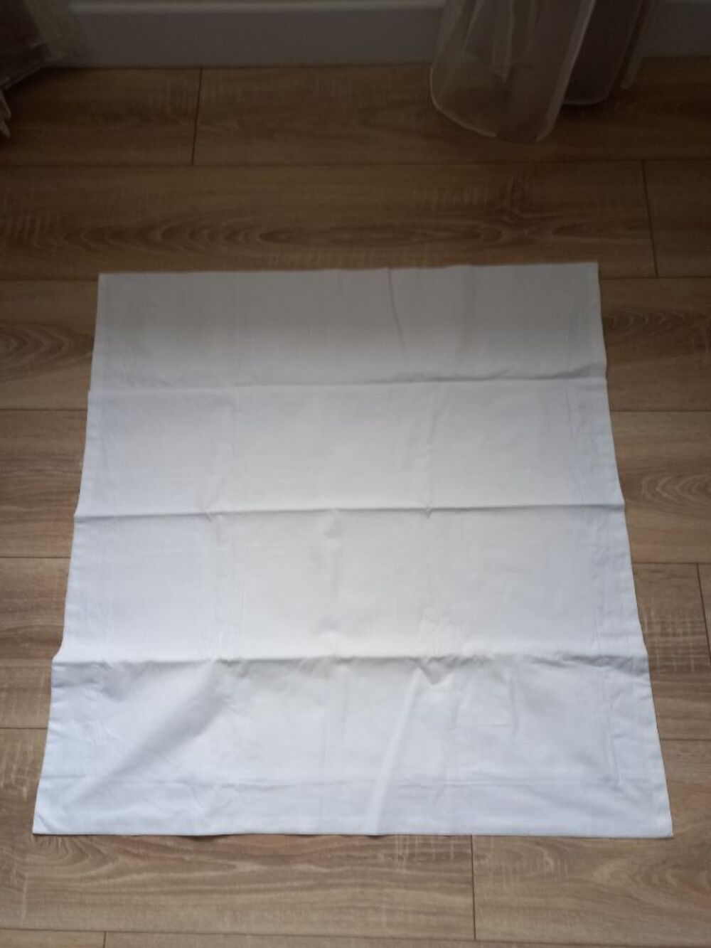 Une taie d'oreiller blanche 57x62 Décoration