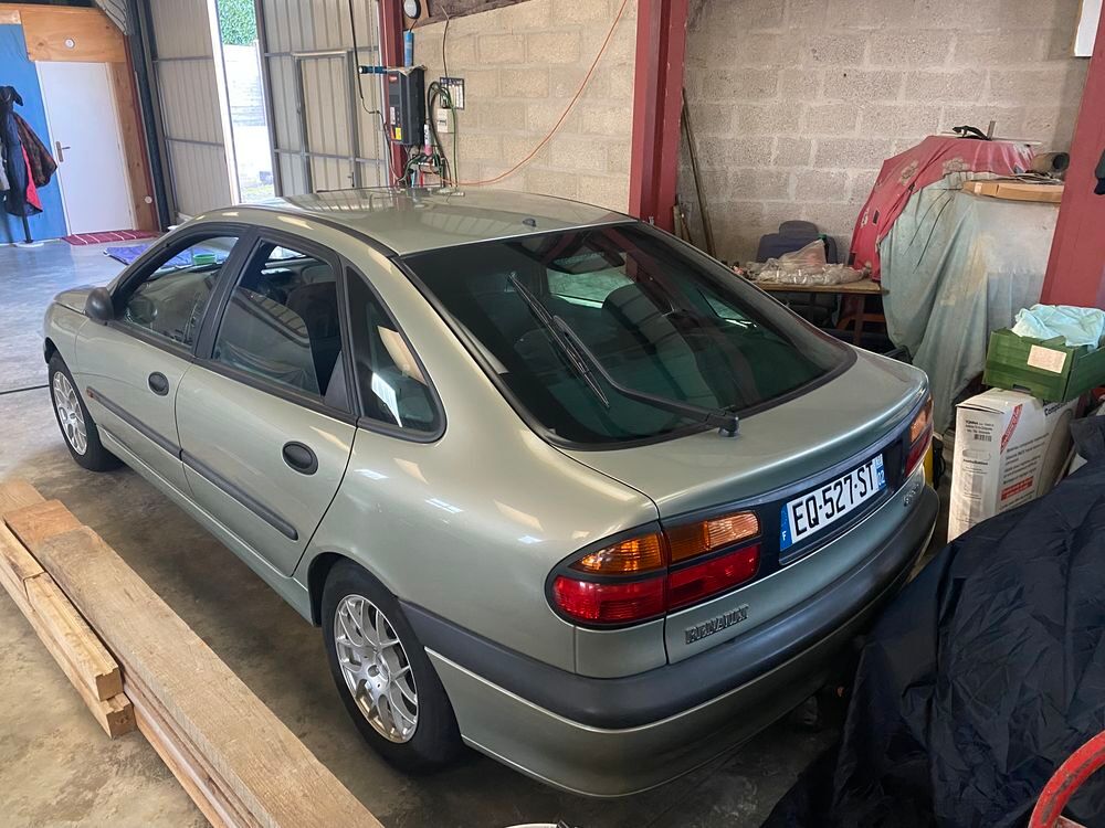 Laguna 1.8i 16V Pack 2001 occasion 02600 Corcy