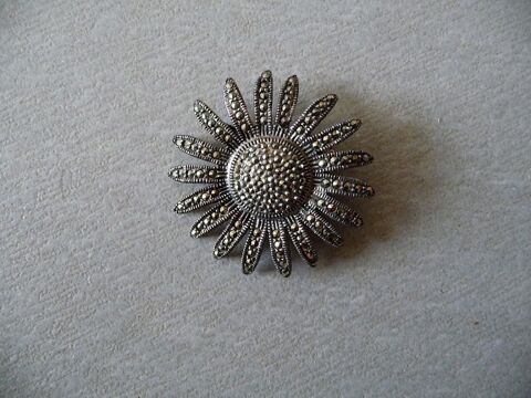 Broche métal et strasses forme marguerite 10 Celles-sur-Belle (79)