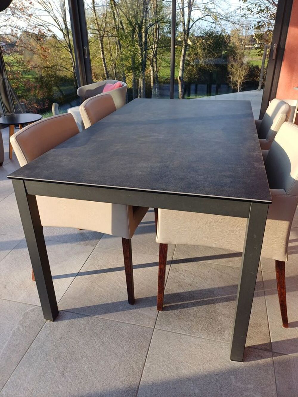 Table de salle &agrave; manger en c&eacute;ramique en tr&egrave;s bon &eacute;tat Meubles