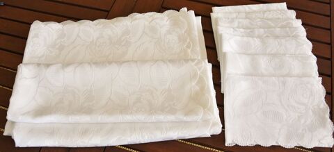 BECQUET. Nappe 2m40 blanche damasse fleurie avec serviettes 20 Gujan-Mestras (33)