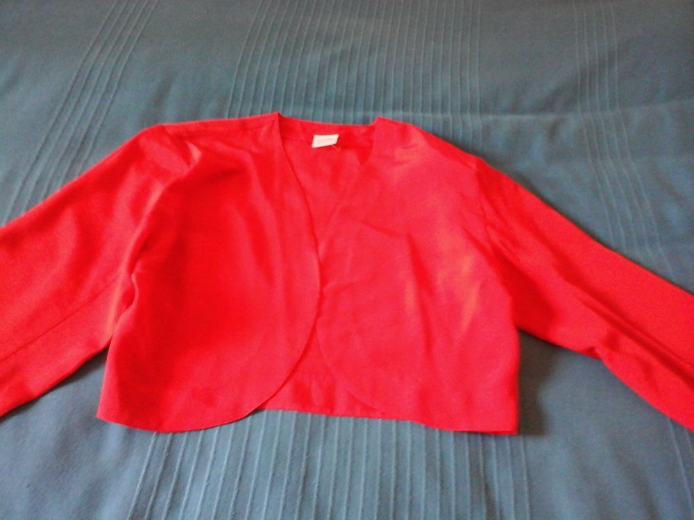 Bol&eacute;ro rouge avec manches longues. Vêtements