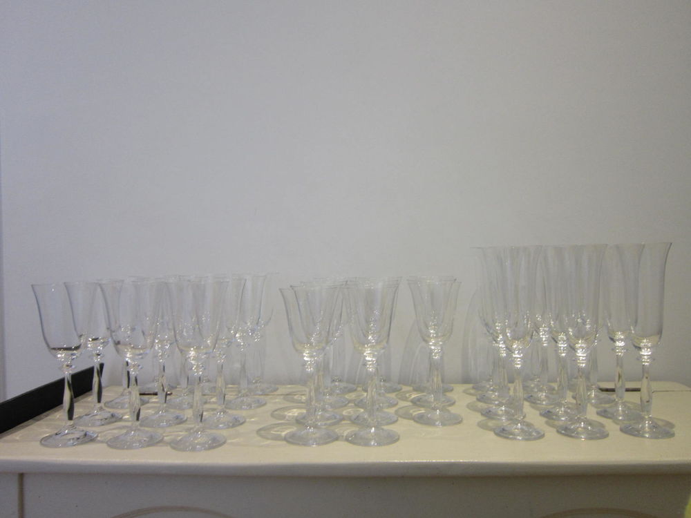 Ensemble de verres &agrave; eau, &agrave; vin et fl&ucirc;tes en cristallin Cuisine