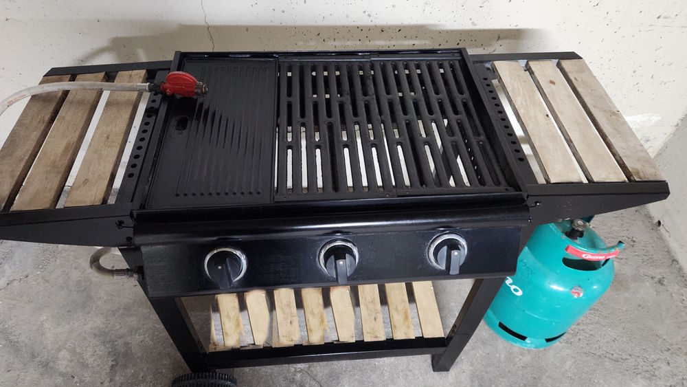Barbecue &agrave; gaz avec bonbonne pratiquement pleine Jardin