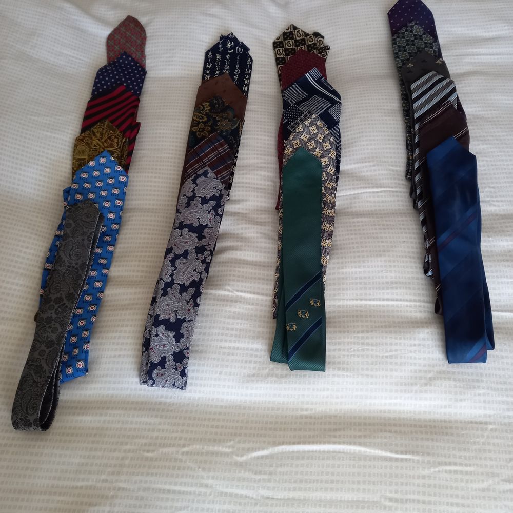 3 lots de cravates. Vtements
