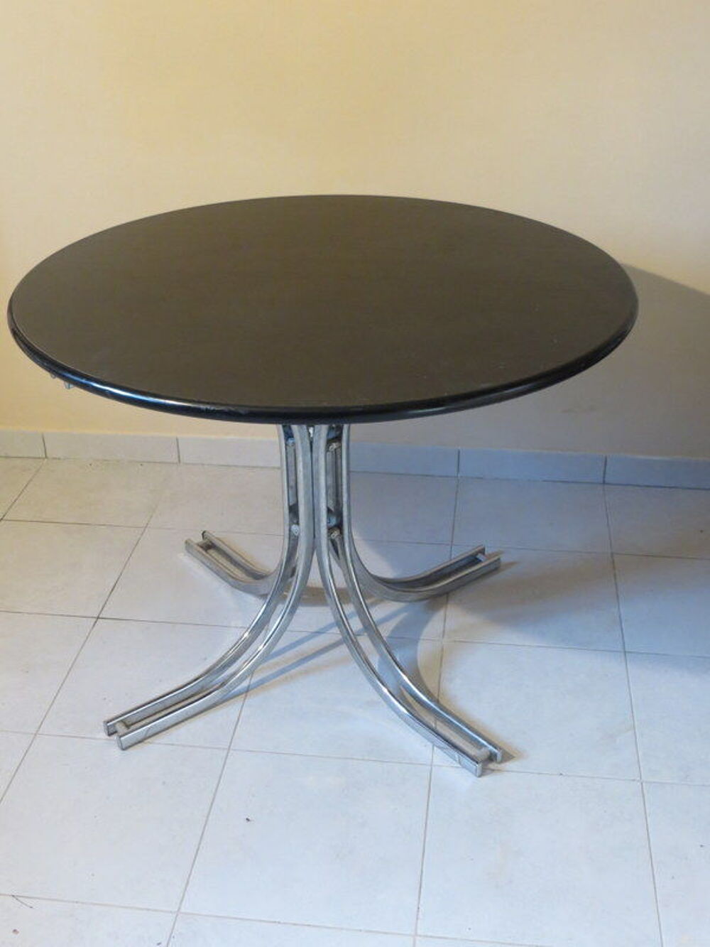 Table basse ronde plateau amovible noir diam&egrave;tre 100cm . Meubles
