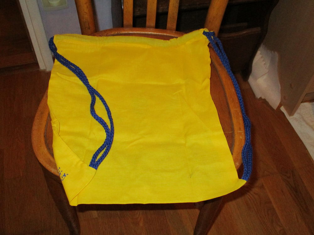 Petit sac jaune avec cordeli&egrave;re sur le c&ocirc;t&eacute; et autre mod&egrave;le Maroquinerie
