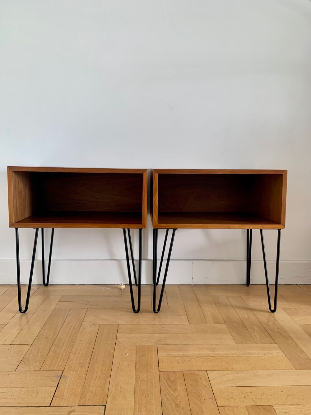 Lot 2 tables de chevet bois noyer fer forg&eacute; Meubles