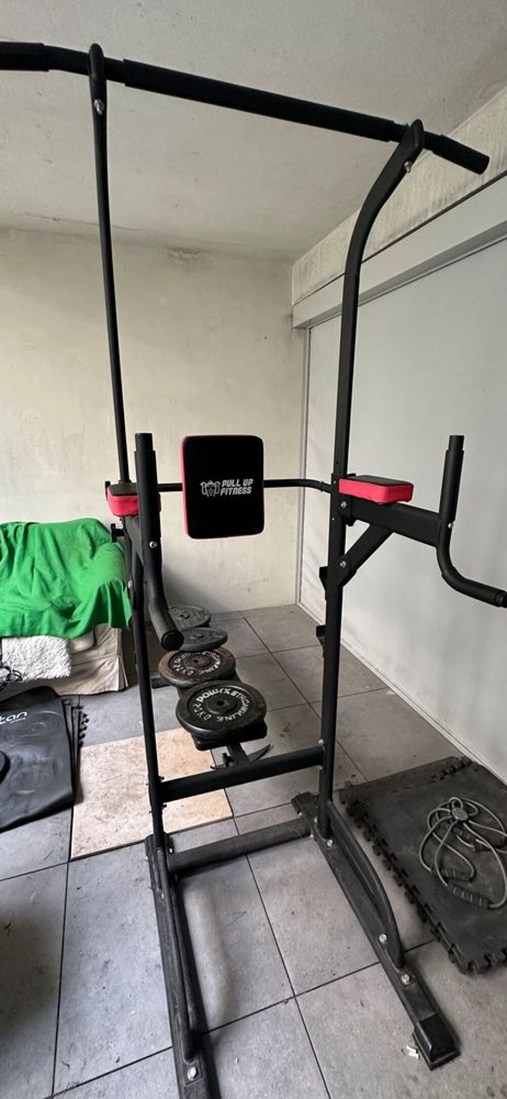 Banc de musculation avec 4 poids en fonte 2 10kg et 2 20kg Sports