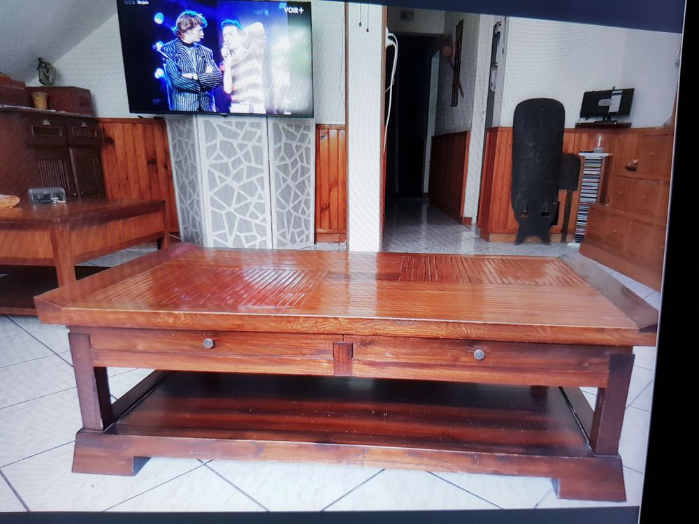 Table basse de qualit&eacute; en teck, 2 tiroirs, tr&eacute;s bon &eacute;tat. Meubles