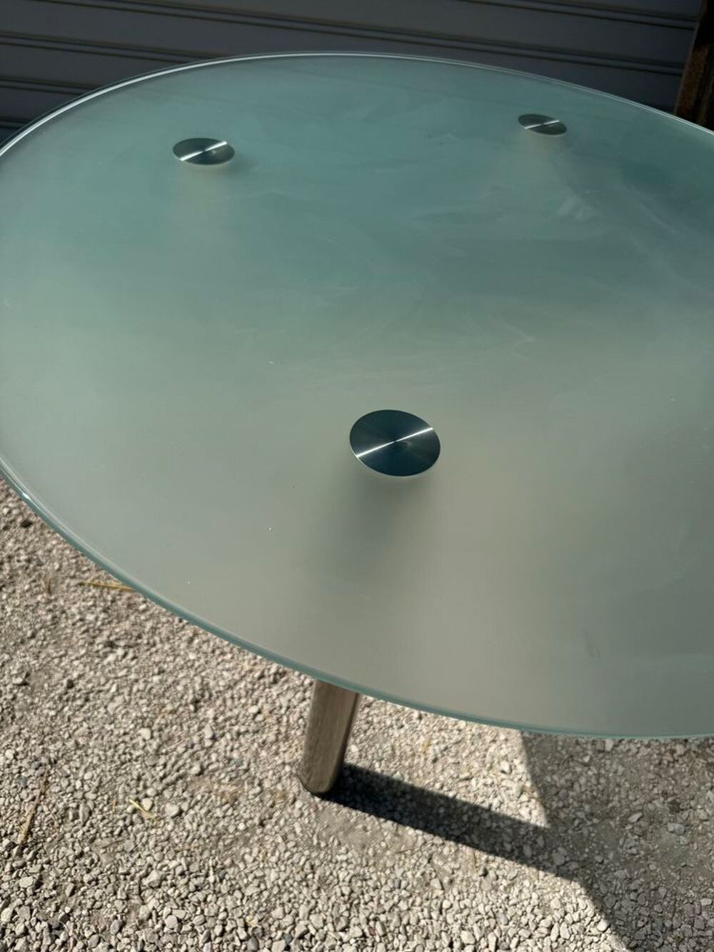 Belle table ronde plateau en verre Meubles