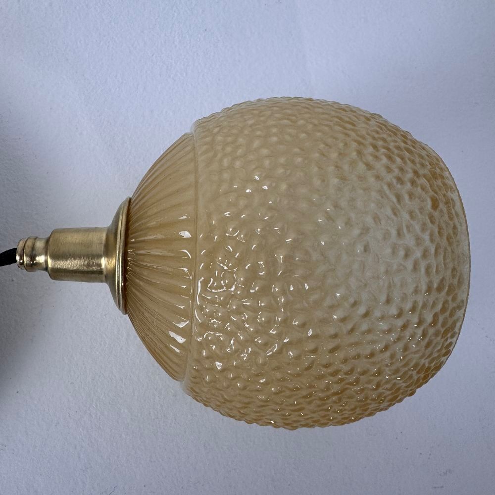 Tr&egrave;s belle applique en laiton et verre opalin. En bel &eacute;tat g Décoration