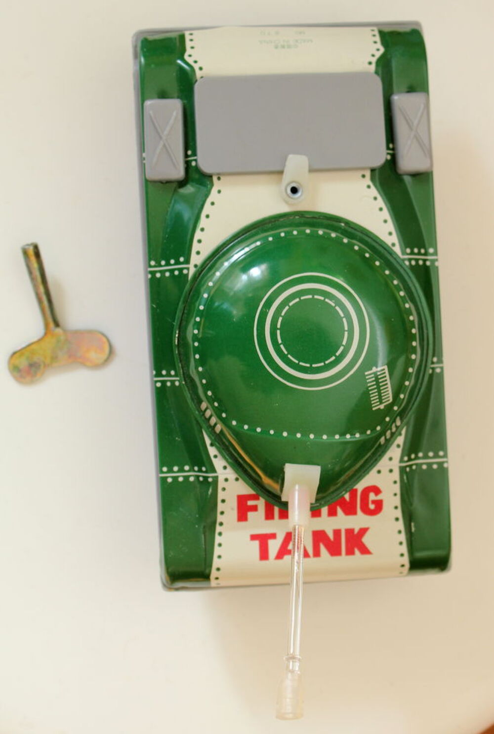 Tank jouet tole et plastique fonctionne &agrave; clef jouet ancien Jeux / jouets