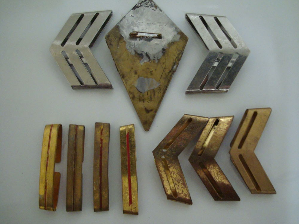 Divers objets militaires anciens ,insignes ,militaria. 