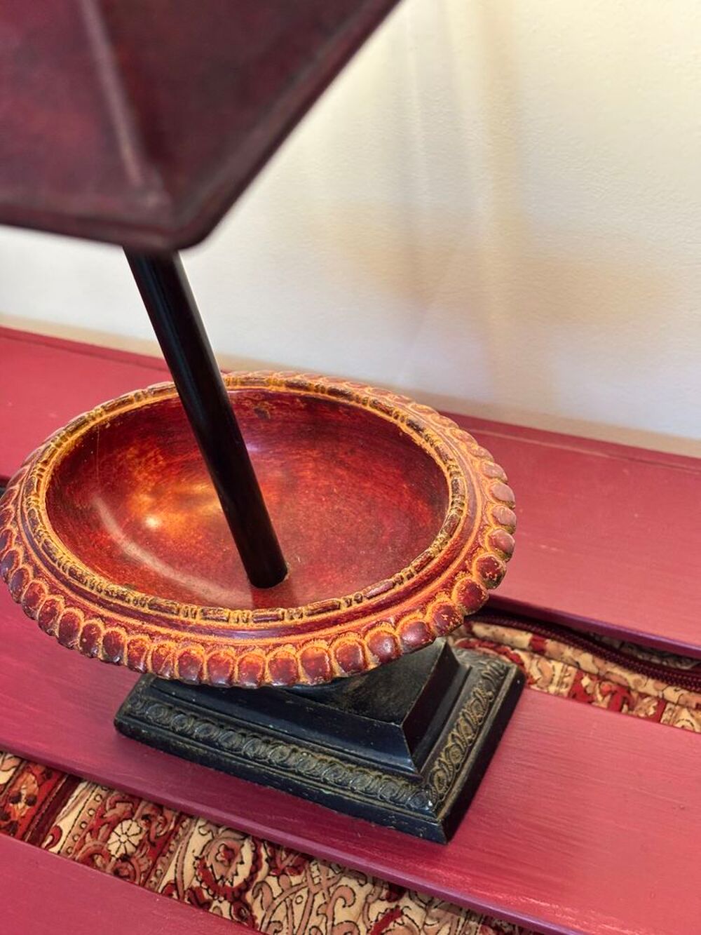 Lampe &agrave; poser vintage bordeaux et dor&eacute;e avec coupelle vide-p Décoration
