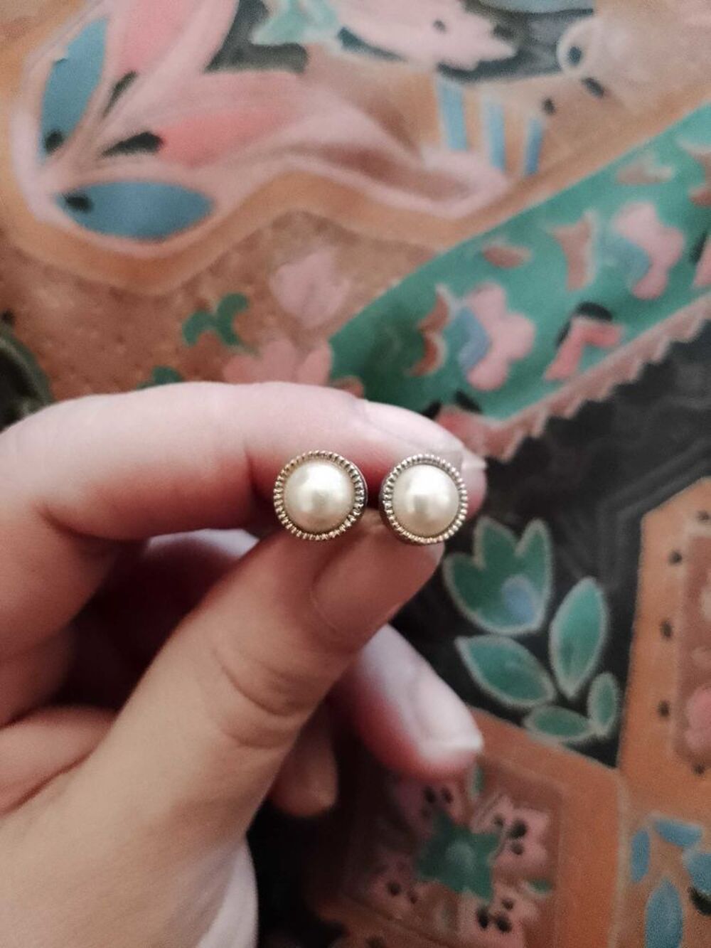 boucles d'oreilles blanches sur m&eacute;tal argent&eacute;. Bijoux et montres