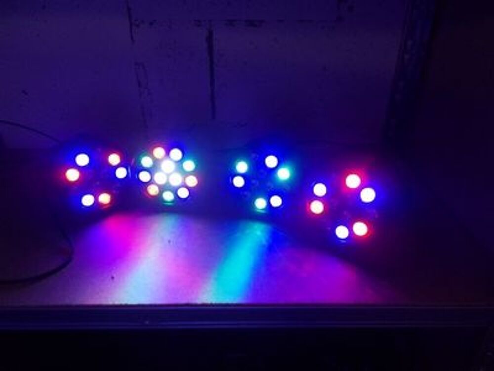 4 PROJECTEURS LEDS AVEC PIED SUPPORT Audio et hifi