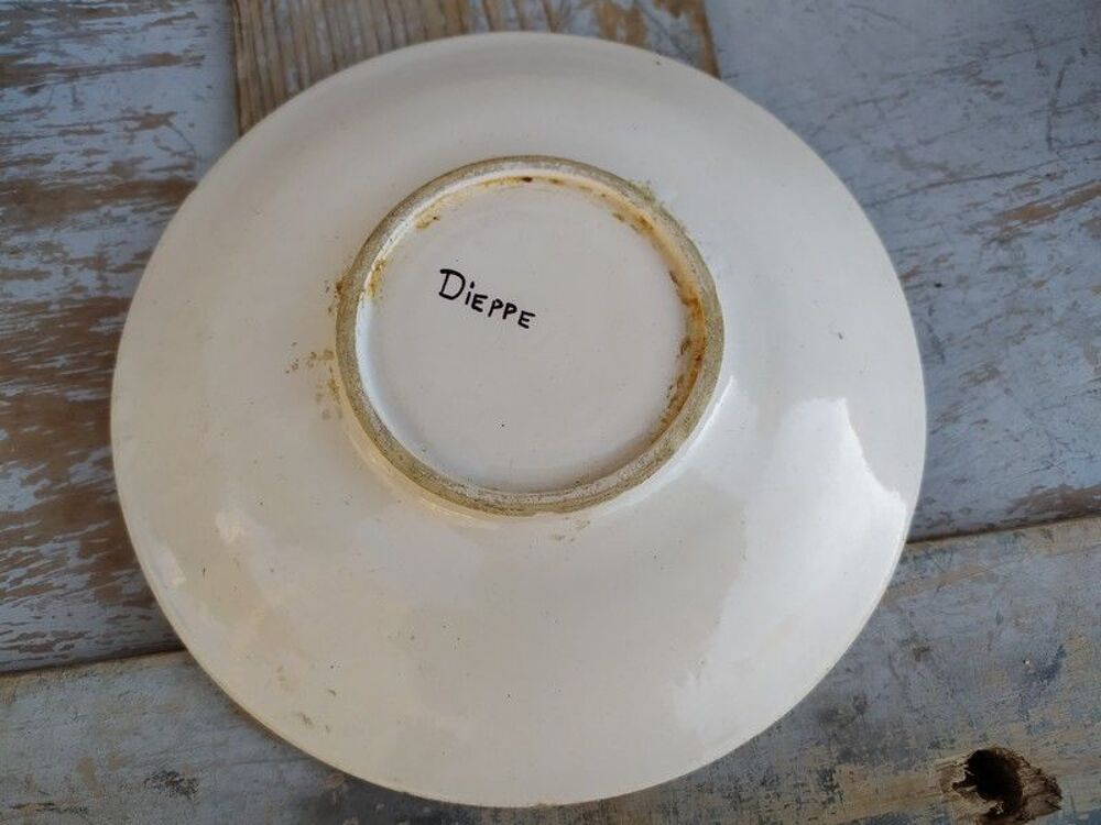 Grande Tasse et Soucoupe Fa&iuml;ence de Dieppe 
Décoration