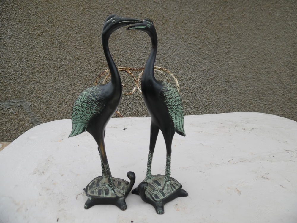magnifique grues pos&eacute;e sur une tortue en bronze. 