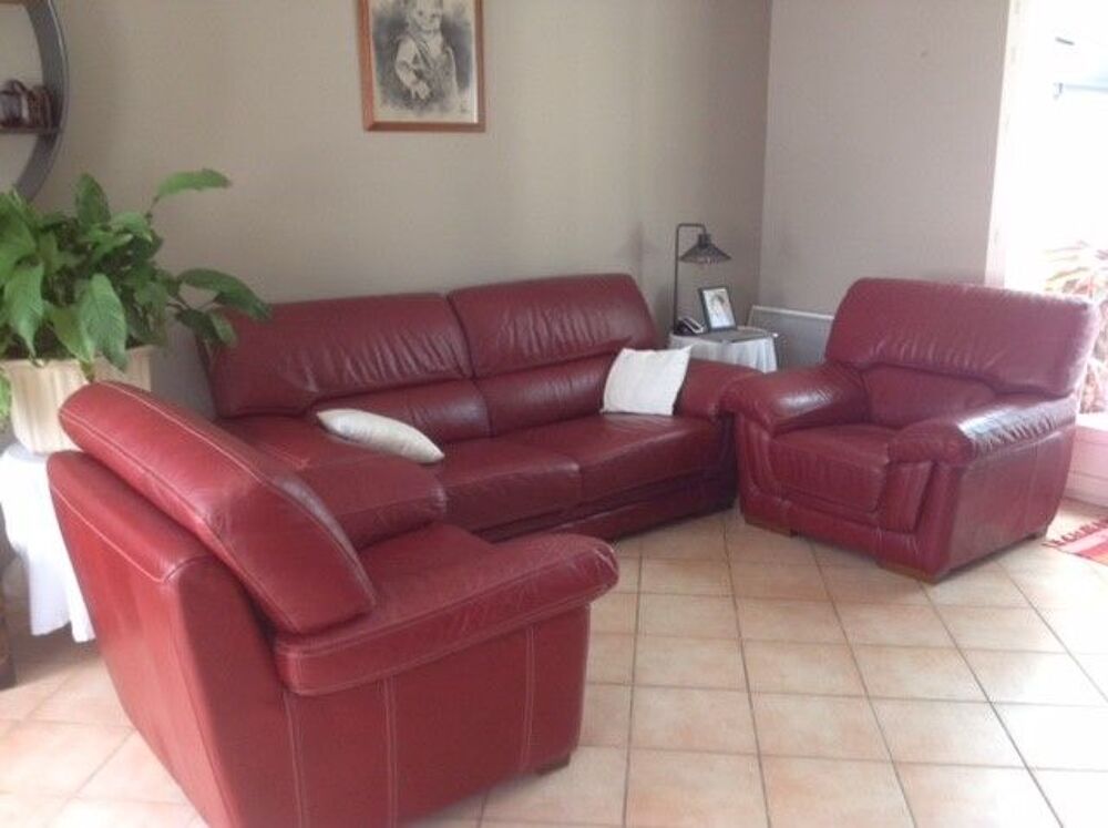 canap&eacute; cuir bordeaux, canap&eacute; plus deux fauteuils. Meubles