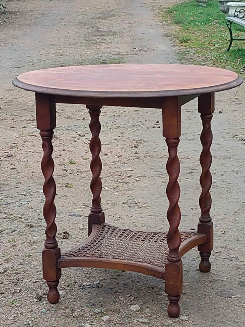 Jolie petite table ronde d'appoint Meubles