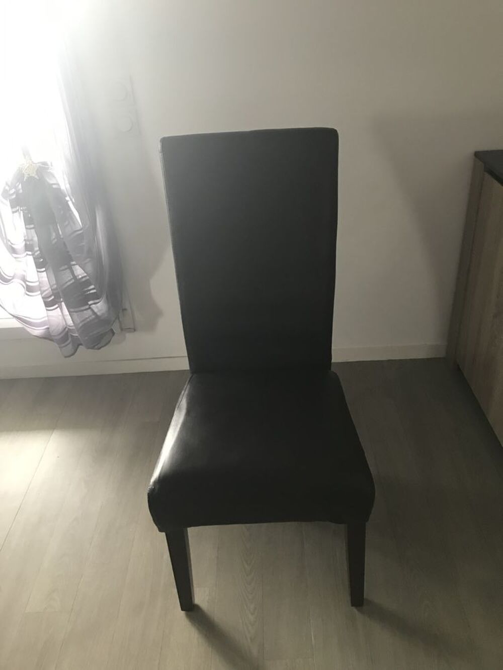 4 chaises couleur marrons Meubles