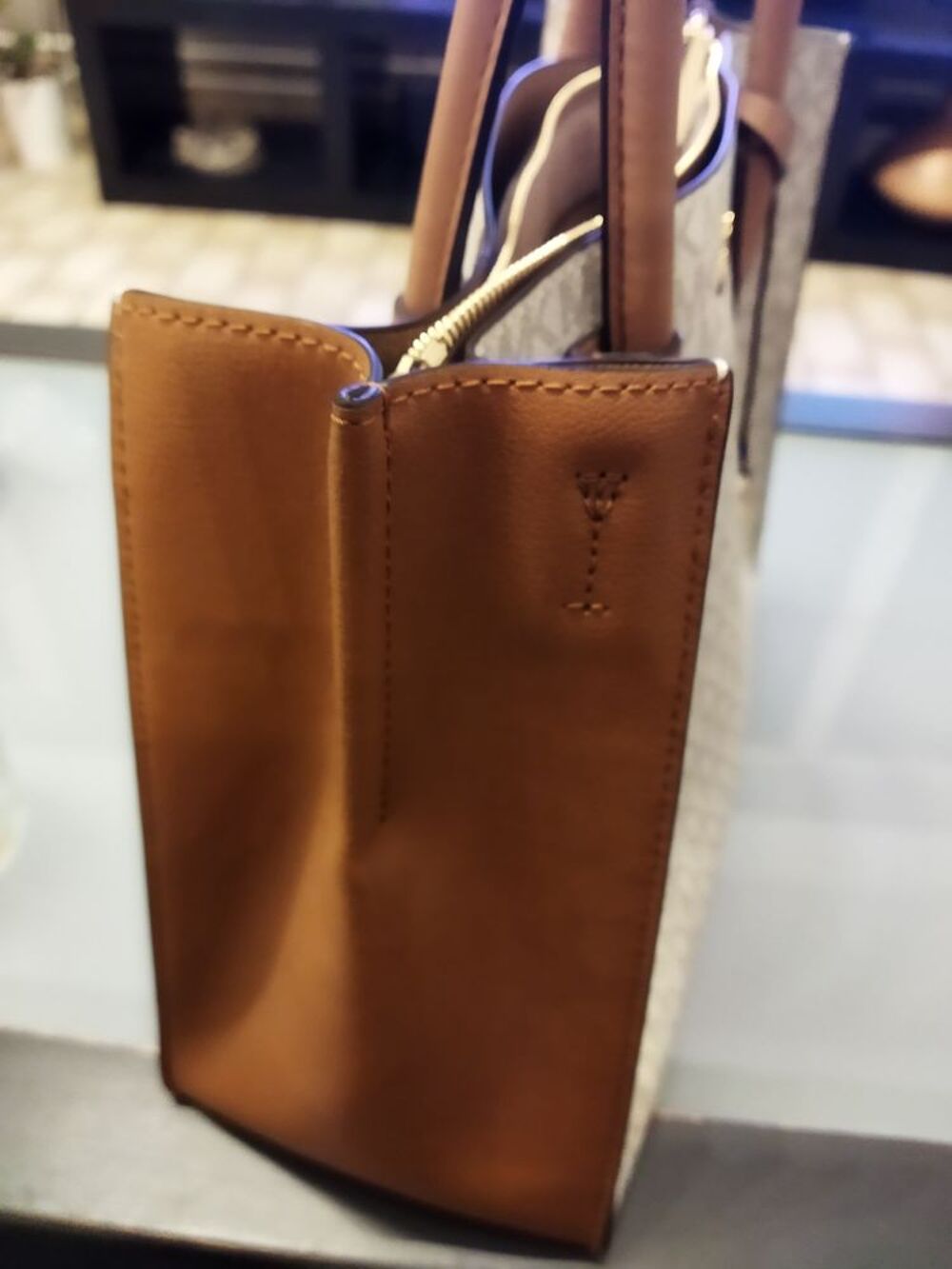 Bonjour magnifique sac de marque Micka&euml;l Kors 
Maroquinerie