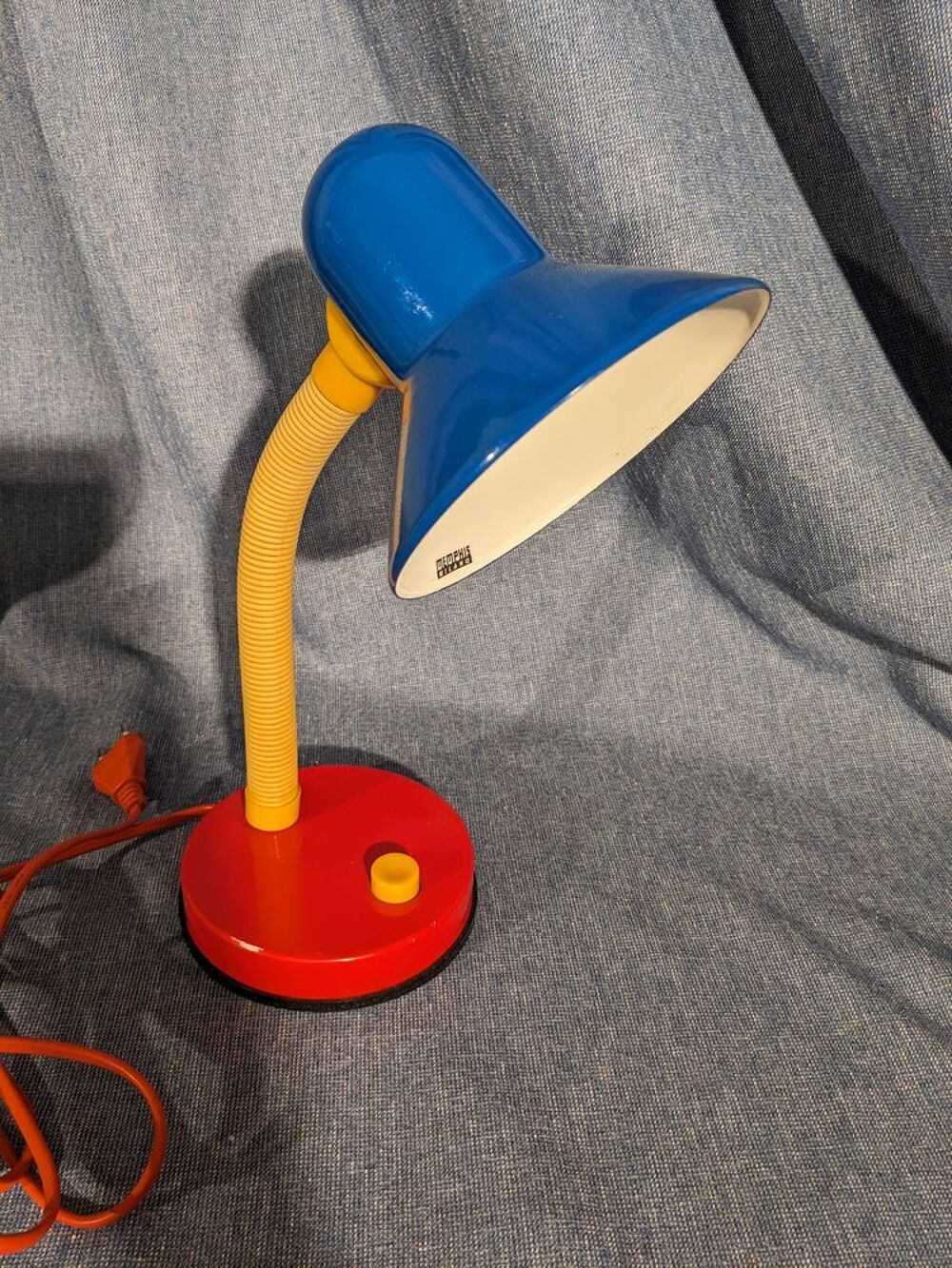 Lampe MEMPHIS Ettore Sottsass abat jour bleu Voir photos.
Ap Electroménager
