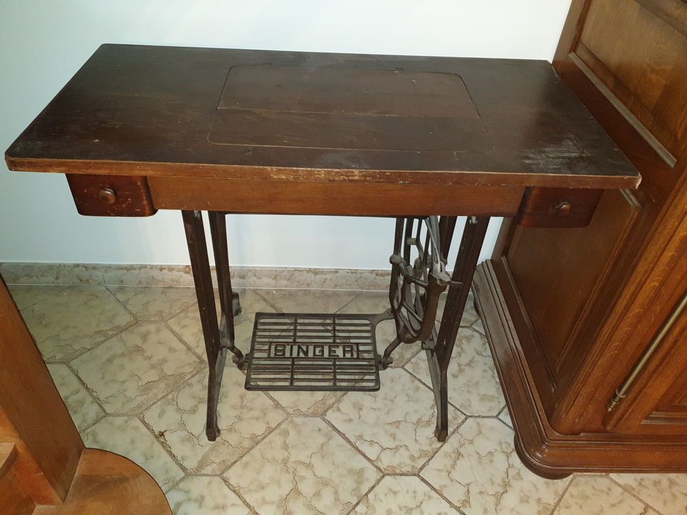 Machine &agrave; coudre, authentique vintage avec accessoires 
