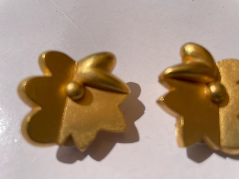 BO Clip dor&eacute;e Fleur facettes boule Christian LACROIX Bijoux et montres