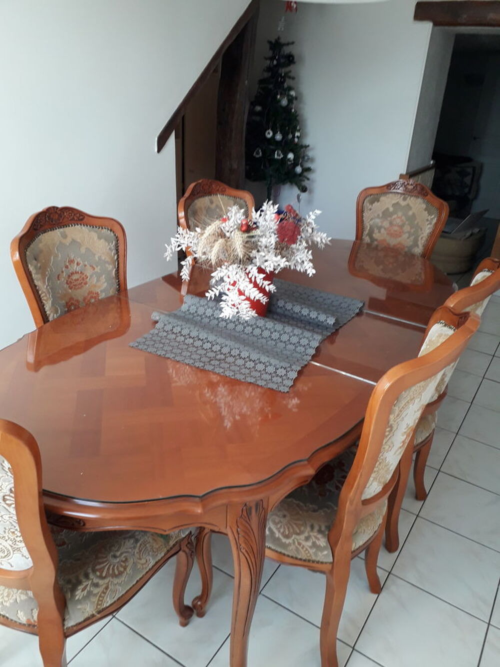 TABLE EN MERISIER AVEC 6 CHAISES
Meubles