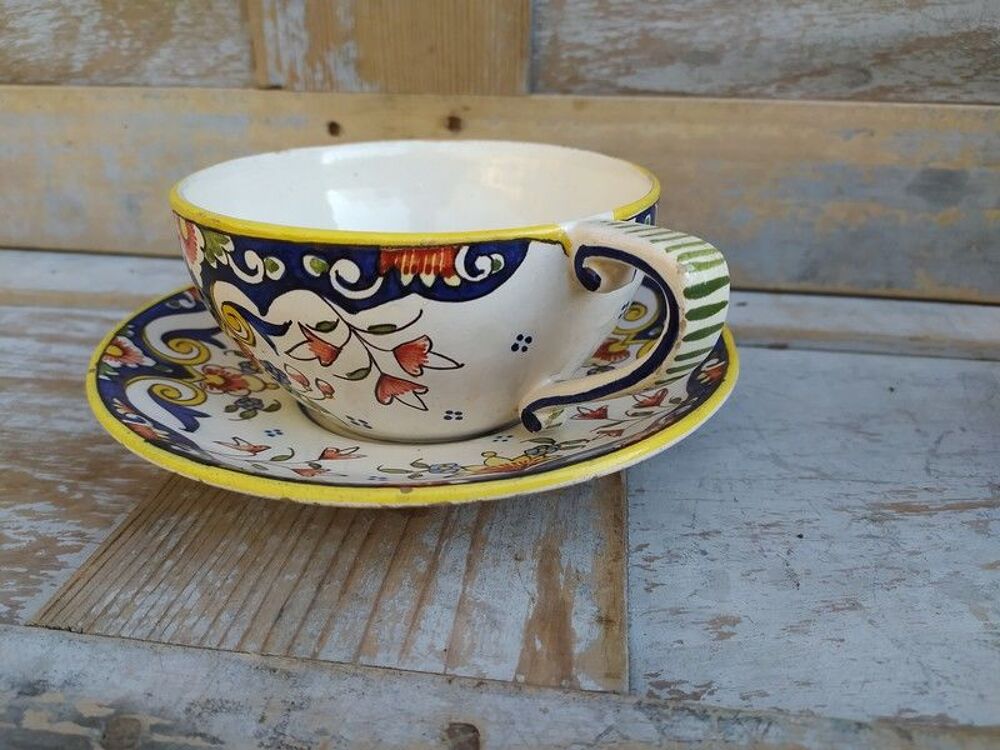 Grande Tasse et Soucoupe Fa&iuml;ence de Dieppe 
Décoration