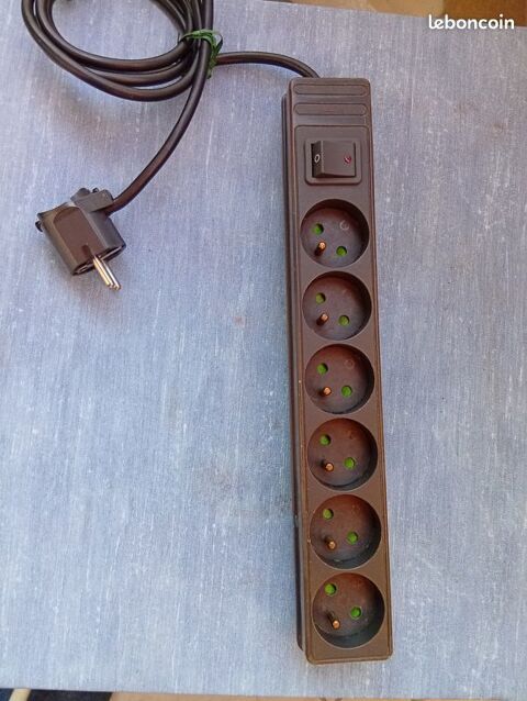 Multiprise 6 trous. 13 Grisolles (82)