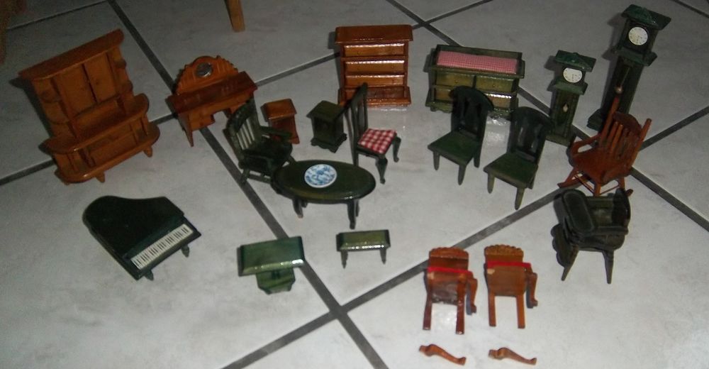 Nombreux meubles en bois pour maison de poup&eacute;e 