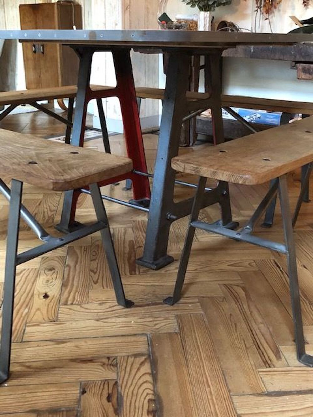 Table de salle &agrave; manger et ses 4 bancs Meubles