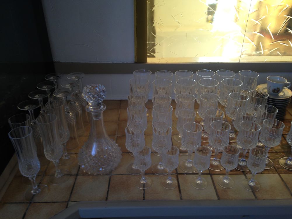 lot de verres et assiettes Cuisine