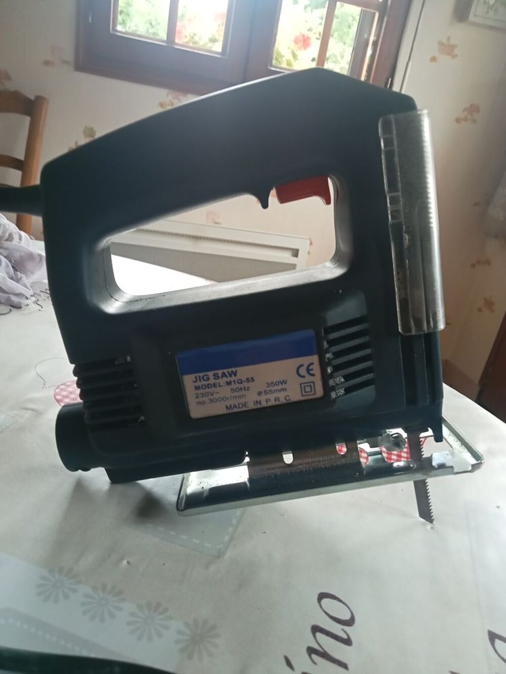Scie sauteuse &eacute;lectrique 350 watts Bricolage