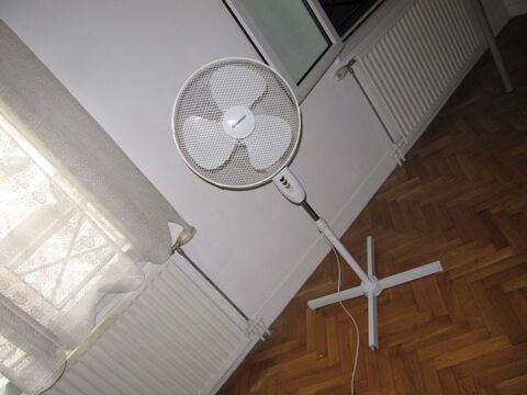 ventilateur sur pied
ht 87 a 1m05 
220 : 45w
a lax 20cm 40
10 Villeparisis (77)