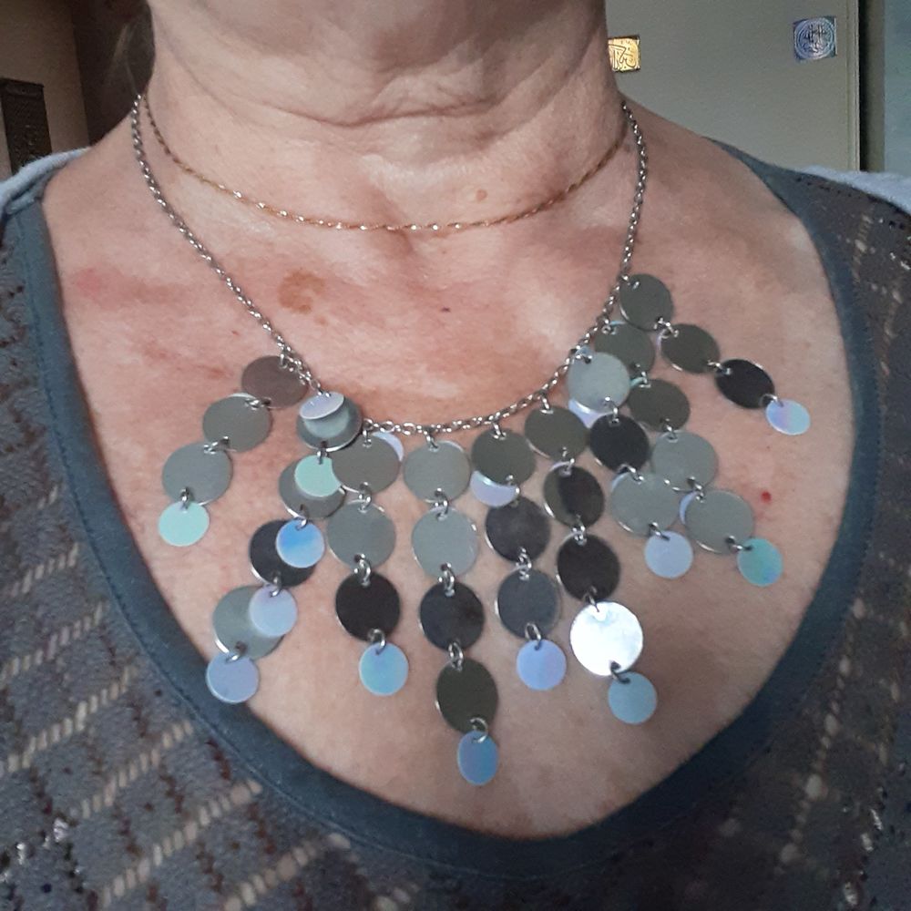 Collier fantaisie &agrave; pampilles argent&eacute;es Bijoux et montres