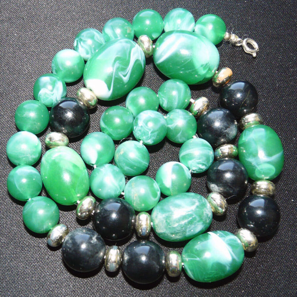 Collier de perles &agrave; dominante verte en r&eacute;sine color&eacute;es- 90's Bijoux et montres