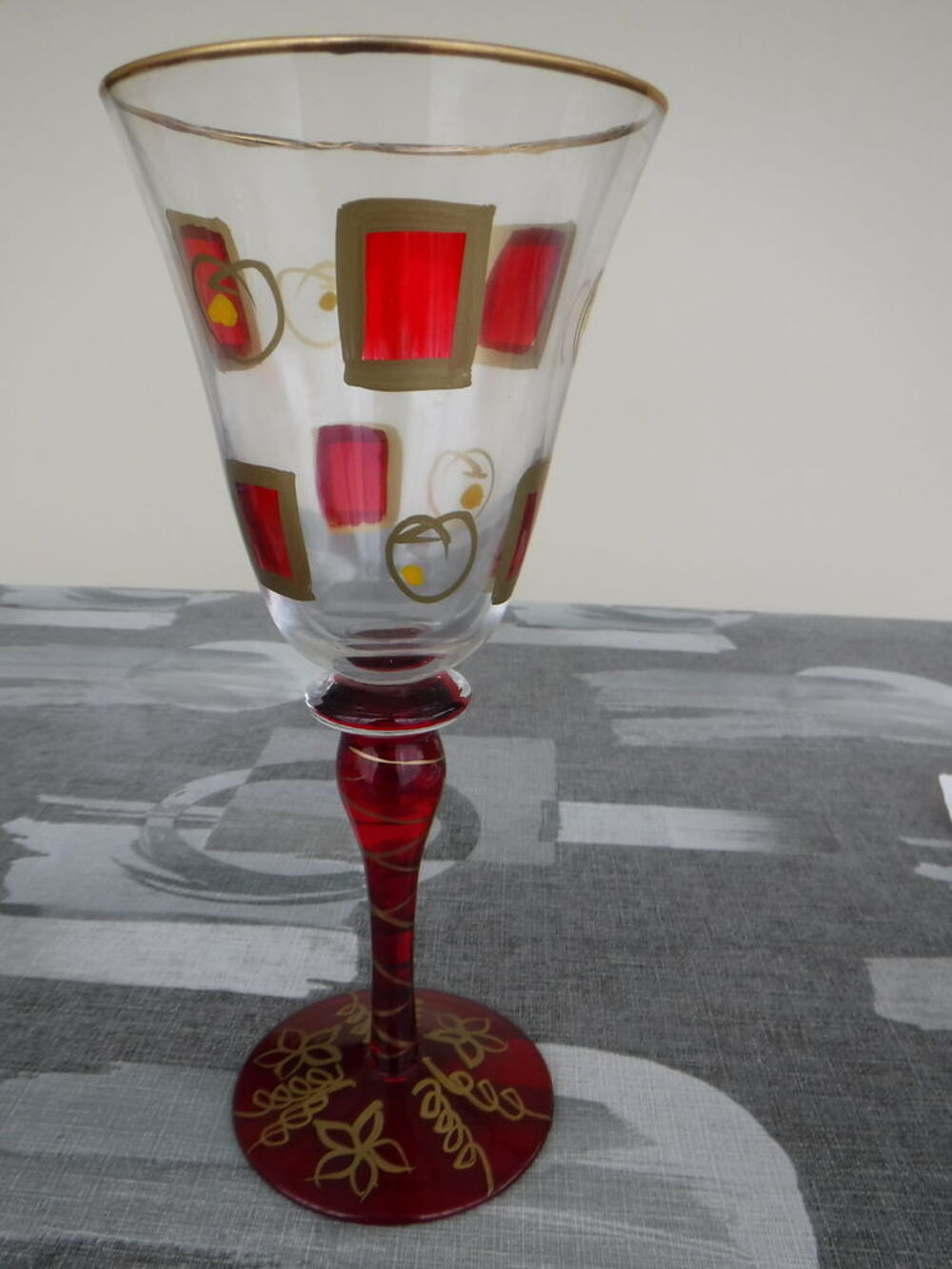 Vaisselles de f&ecirc;tes (transparentes, rouge, dor&eacute;es) Cuisine