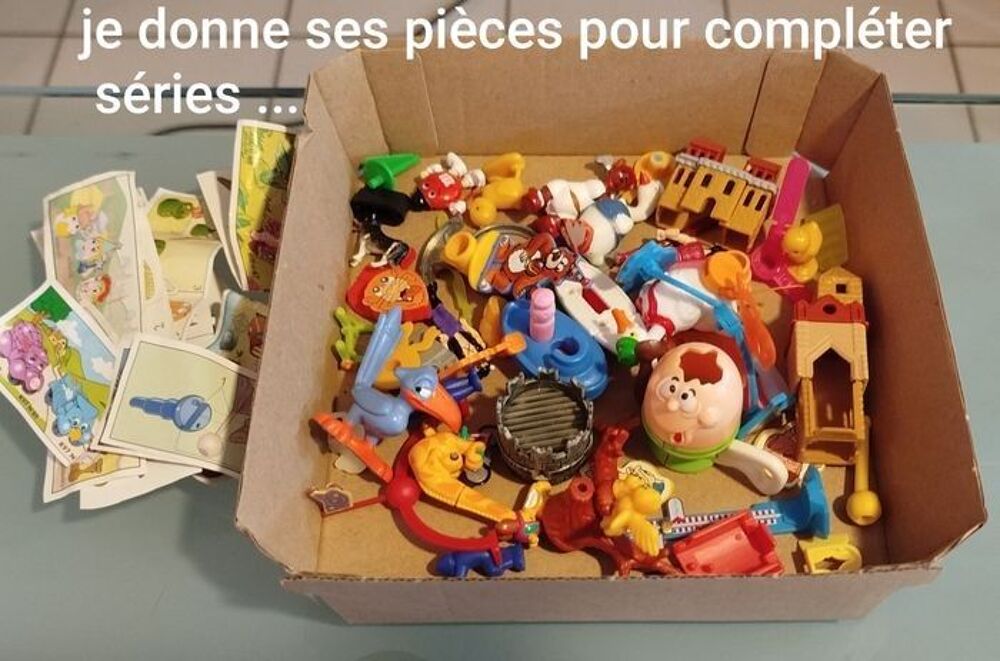 Gros lot de + 300 figurines et accessoires KINDER /ann&eacute;es 90 