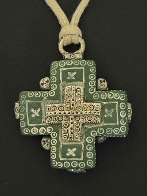 Collier avec pendentif croix celtique rouge sur cordon beige 5 Curzon (85)