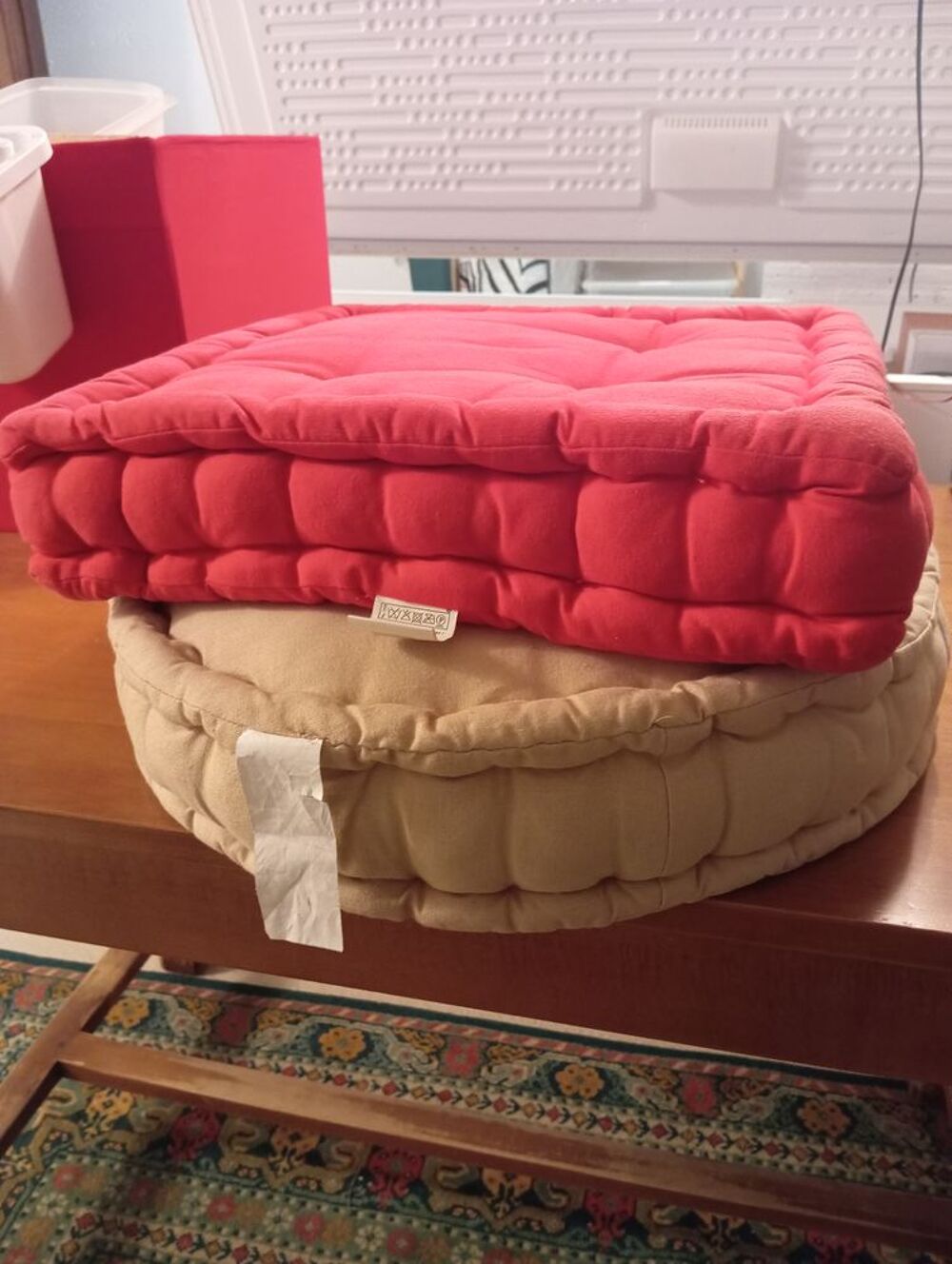 2 galettes : une rouge et une beige
Décoration