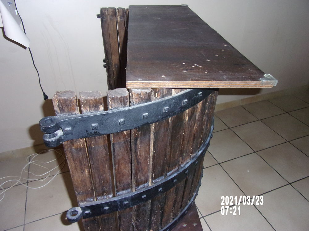 BAR FAIT AVEC ANCIENNE CAGE DE PRESSOIR Meubles