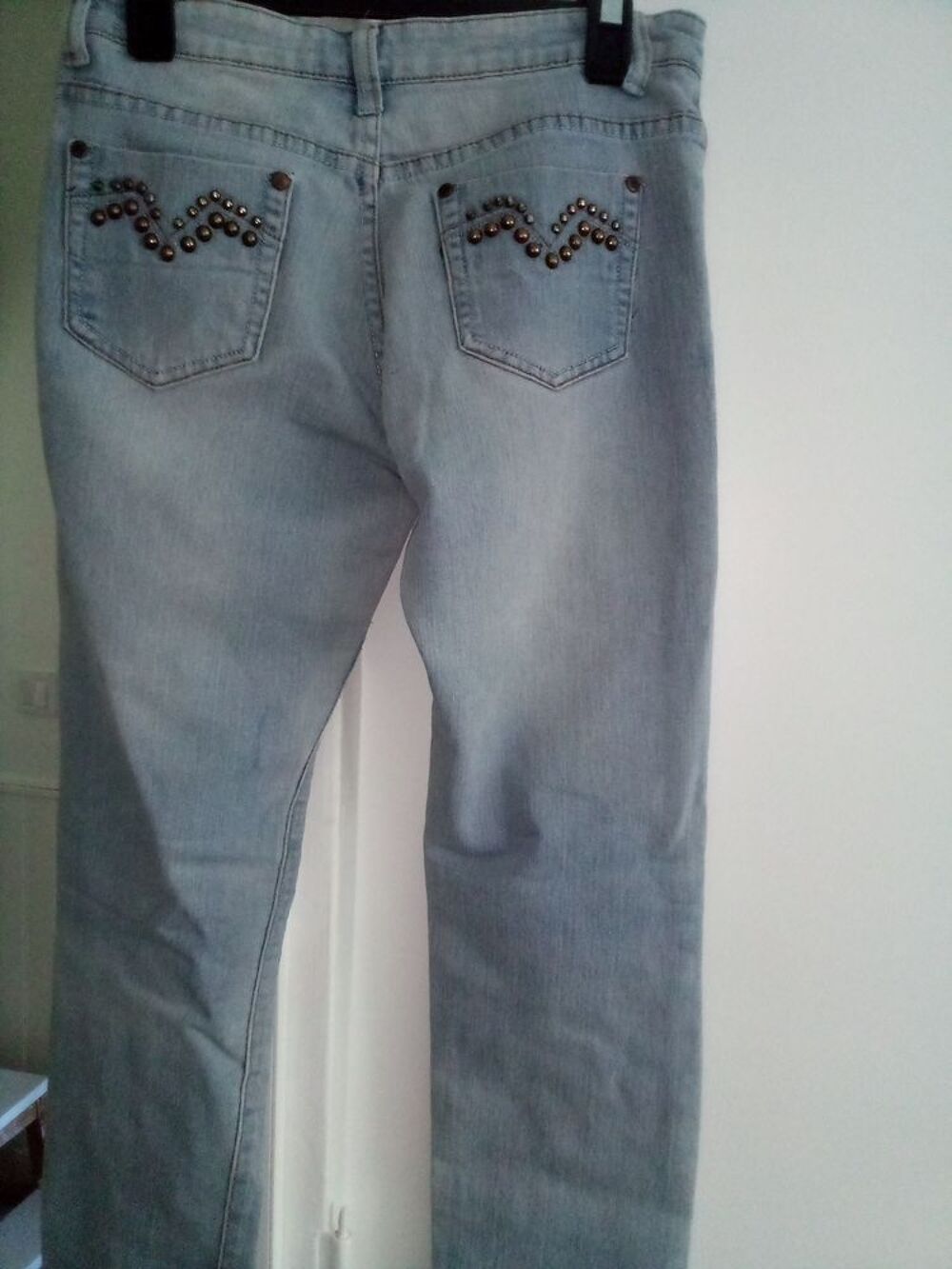 un jean's taille 40 de couleur bleu clair Vêtements