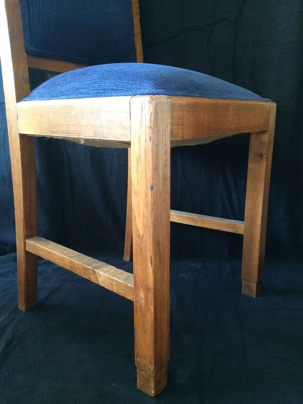 Superbe chaise en bois - tapisserie bleue
Meubles
