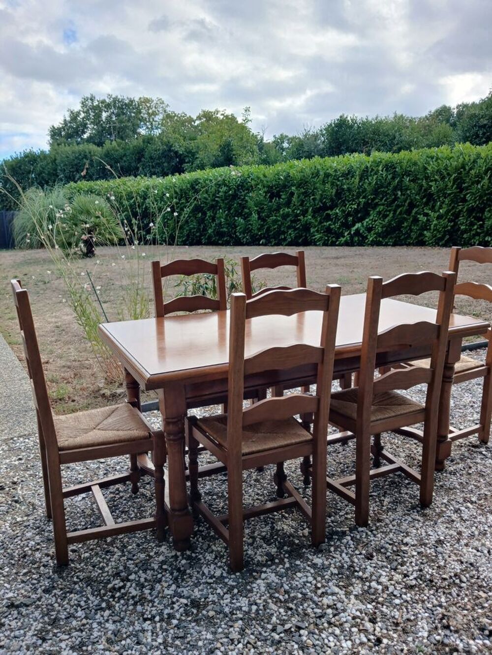 Tr&egrave;s belle table en ch&ecirc;ne massif. Meubles