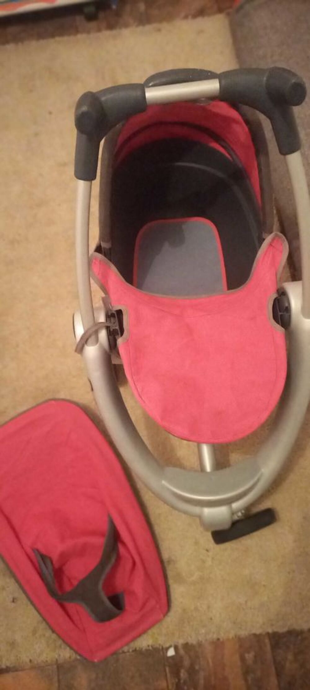 vendre Deux poussette pour poup&eacute;e. tr&egrave;s bonne &eacute;tat Jeux / jouets